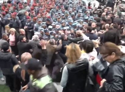 В Гюмри продолжаются задержания граждан, пришедших выразить поддержку избранному мэру города Вардану Гукасяну