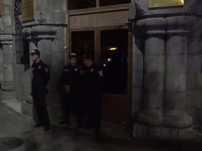 К зданию Антикоррупционного комитета Армении во второй раз подъезжает машина «скорой помощи»