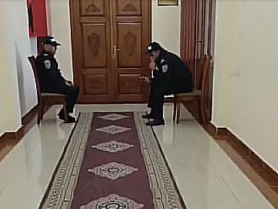 Գյումրիի քաղաքապետի սենյակը հսկում են ոստիկանները