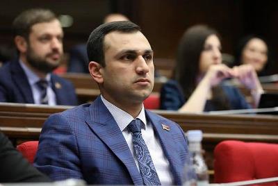 «Իրավունք». Վաղարշապատում Նիկոլի սրտի թեկնածուն ամենեւին էլ Արգիշտին չէ
