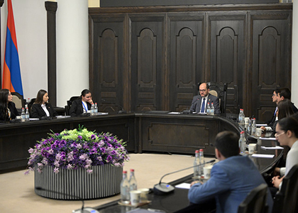Arayik Harutyunyan Hosts Members of the Young Political Scientists’ Club at the Government Building