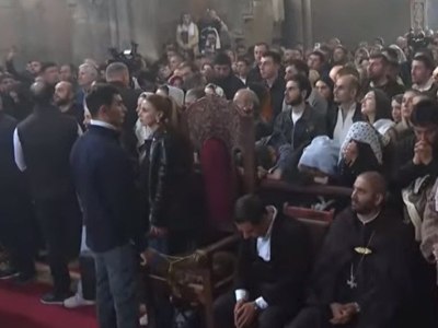 Сотрудник Службы безопасности Пашиняна во время литургии в Ованнаванке стоит спиной к алтарю