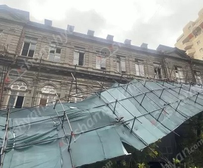 Երևանում վերակառուցվող պատմամշակութային շենքի պաշտպանիչ ցանցն ընկել է կայանված մեքենաների վրա