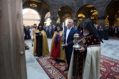 Փոքրիկ խմբակը ցույց տվեց, որ բառի ամենաուղիղ իմաստով պատրաստ է անցնել յուրաքանչյուր սրբության վրայով․ Սամվել Կարապետյան