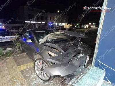 Երևանում Tesla-ն բախվել է բազալտե եզրաքարին, հայտնվել մայթին և կոտրել «Team Telecom»–ի մասնաճյուղի ապակին. կա վիրավոր