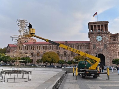 Երևանի գլխավոր տոնածառի ճյուղերի ու լուսավորության փոխարինման համար կծախսվի 50 մլն դրամ. Սպուտնիկ