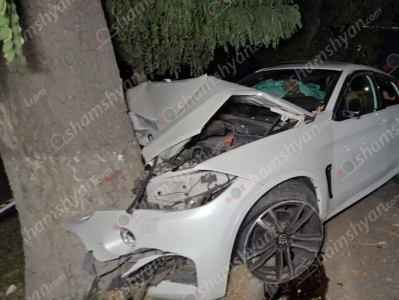 Կեսգիշերին Իսակովի պողոտայում բախվել են Mercedes-ն ու BMW X6-ը. Վերջինս էլ բախվել է ծառին. Կա 4 վիրավոր