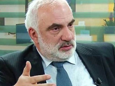 Ռուբեն Ռուբինյանի հայրը կուսակրոնությանը դեմ է, սակայն կարծում է, որ Վեհափառը պետք է հեռանա