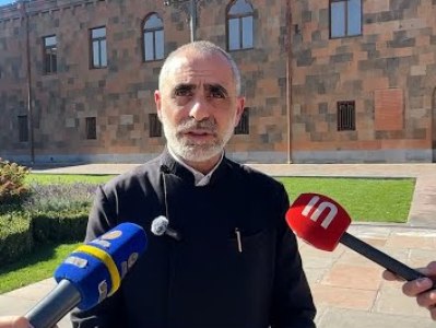 Արշակ արքեպիսկոպոսին վերագրվող անպարկեշտ տեսանյութերի հարցով Վեհափառ Հայրապետը ստեղծել է հանձնախումբ. Տեր Եսայի