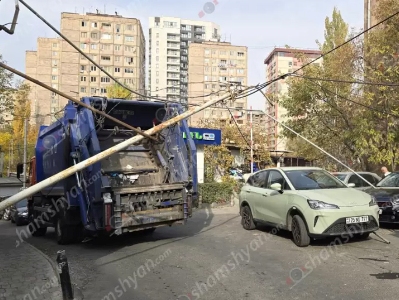 Աղբատար KamAZ-ը Արաբկիրում բախվել է գազատարին և էլեկտրասյանը, կոտրել դրանք. վնասվել է կայանված 3 մեքենա