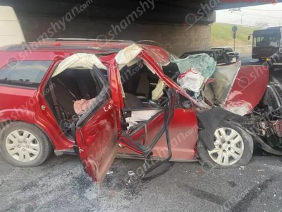 Երեւանում «Dodge»-ը բախվել «Երեքնուկ» կամրջի բետոնե հենասյանը. 5 վիրավորներից 2-ը երեխաներ են