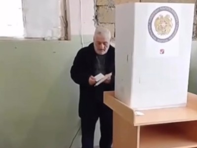 «Հայաքվե»-ն արձանագրել է բաց քվեարկության դեպք Վաղարշապատի 14/47 տեղամասում (վիդեո)