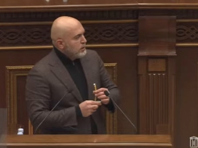 Քաղբանտարկյալներին չի կարելի բաժանել «մերոնց» և «ձերոնց». ընդդիմադիր պատգամավորը մոմ է վառել Հայաստանի խորհրդարանում
