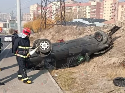 Երևանում «Mercedes»-ը բախվել է բազալտե եզրաքարին և գլխիվայր շրջվել. կա վիրավոր