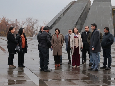 «Խստորեն պահպանեք պահանջները». Ժաննա Անդրեասյանը կրկին այցելել է Ծիծեռնակաբերդի հուշահամալիր