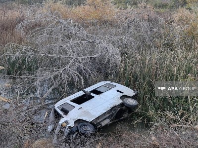 Ադրբեջանում Mercedes մակնիշի միկրոավտոբուսն ընկել է ջրանցքը