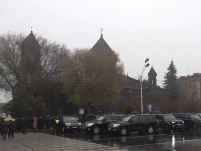 Փաշինյանի համար մատուցած պատարագում Արմավիրից գնացած քահանան զեղչեց Կաթողիկոսի ու Աջապահյանի անունները