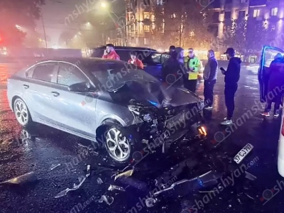 Երևանում «Ձկան խանութի» դիմաց բախվել են Kia Forte-ն և Opel Combo-ն․ կա վիրավոր