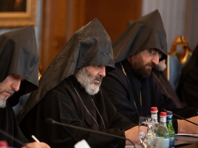 Հայաստանում գործում է զինված բանդա, որը զբաղված է կիրակի օրերը եկեղեցիներ զավթելով․ սրբազանների նամակն ԱԱԾ մեկուսարանից