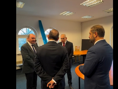 Նիկոլ Փաշինյանն այցելել է ԳԴՀ-ում ՀՀ դեսպանություն (վիդեո)