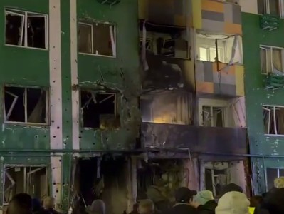 Семь человек пострадали в результате падения обломков дрона на многоэтажку в Твери