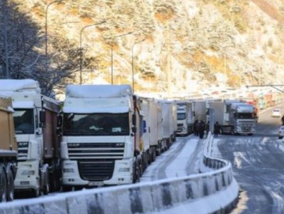 Լարսը փակ է ծանր մեքենաների համար