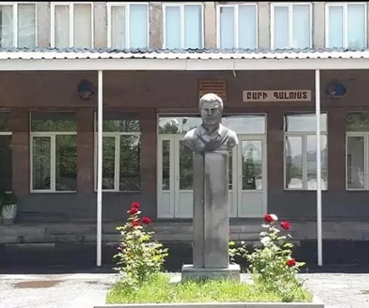 В Бюрегаване 14-летние школьники подрались из-за спора вокруг развешивания занавесок