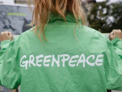 ČTK: в Праге активисты Greenpeace проводят протест на крыше министерства