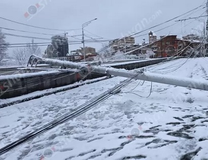 Մաշտոցի պողոտայի թունելի մոտ երկաթե երկու էլեկտրասյուներ հիմքից պոկվել ու տապալվել են՝ փակելով ճանապարհը