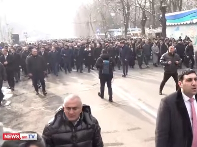 Во дворе ереванской церкви «Сурб Анна» установлена сцена: ожидается выступление премьер-министра Армении