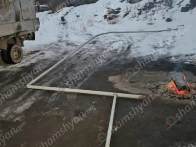 В Ереване фура врезалась в газовую трубу: произошла утечка