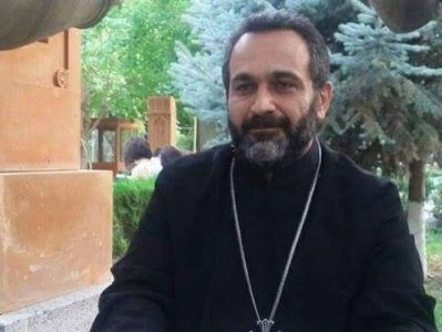 Присоединившийся к кампании против Католикоса иерей Згон Абрамян: Я не вставал рядом с Пашиняном