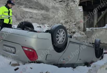 Մերկասառույցի պատճառով «Nissan Teana»-ն դպրոցի մոտ բախվել է բետոնե պարսպին և մոտ 5 մետր բարձրությունից գլխիվայր շրջվել