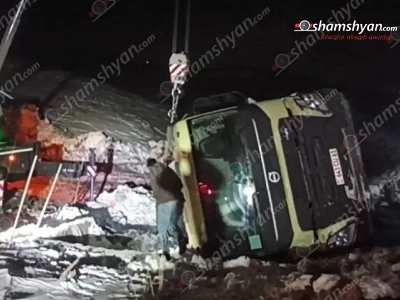 В Раздане грузовик опрокинулся в сугроб