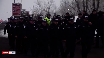 До визита Пашиняна в военный пантеон «Ераблур» прибыло большое число сотрудников Полицейской гвардии