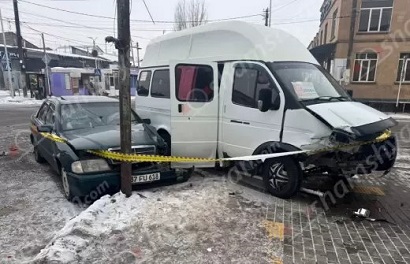 В Гюмри столкнулись маршрутное такси «ГАЗель» и автомобиль «Mercedes»: есть пострадавшие