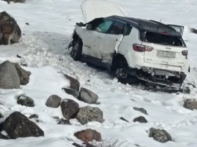 На трассе Ереван-Севан автомобиль сорвался в овраг: пострадали два человека