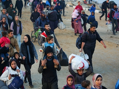 First group of Palestinians returns to Gaza from Egypt