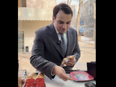 «Այս փոքր կրպակը այլևս չի վճարելու հարկ». Նարեկ Կարապետյանը կրպակից չամիչով բուլկի գնեց (վիդեո)