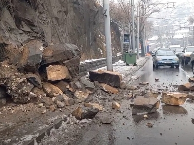 Քարաթափում Մյասնիկյան պողոտայում. Խոշոր ժայռաբեկորները պոկվել ու ընկել են հենց  փողոցի վրա (վիդեո)