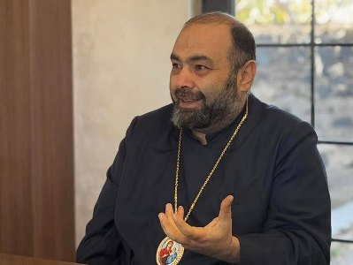 Адвокат: Арест предстоятеля Арагацотнской епархии ААЦ заменен домашним арестом
