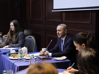Секретарь Совета безопасности Армении приветствовал визит представителей гражданского общества Азербайджана