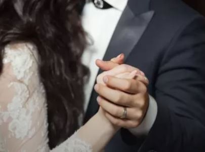 Հարսանիքի տեսանյութում նկատել է, որ իր կինը ձեռքը դրել է ուրիշ տղամարդու ուսին. զանգահարել է և հանդիպում պահանջել