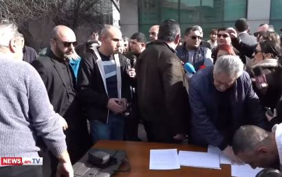 Водители онлайн-такси продолжают сбор подписей в Ереване: «Это рэкет со стороны государства»