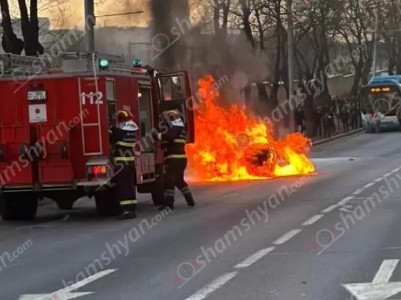 У здания посольства США в Ереване произошел взрыв автомобиля: вспыхнул пожар