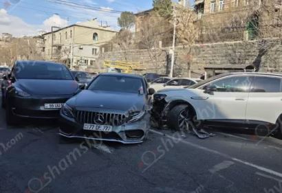 Երևանի կենտրոնում բախվել են Tesla-ն, Mercedes-ը, էլեկտրական Volkswagen ID.4-ը և Honda-ն