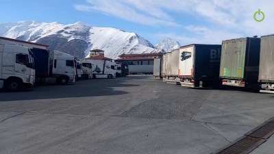 «Փաստ». Բեռնատարները կանգնած են սահմանին, իսկ իշխանությունը Ֆեյսբուքում գլուխ է գովում