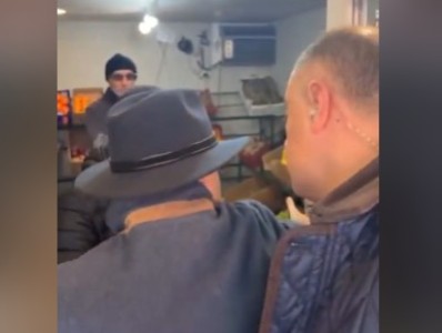 Адвокат: Жителя Арташата, который выставил Пашиняна из своего магазина, начали притеснять