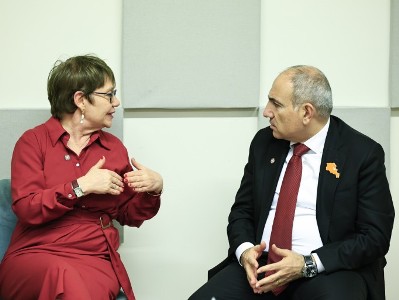What did Nikol Pashinyan discuss with the EBRD president?