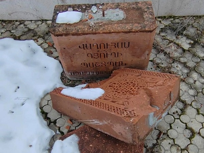 Очередной факт вандализма азербайджанцев в Арцахе: Уничтожается память о присутствии армян